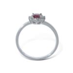 Diamantring i gull  med 0,05 ct W-p og rubin-bur615219