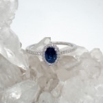 Halo diamantring i hvitt gull 14 kt med 0,14 ct W-Si & safir - bur573194