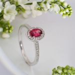 Diamantring i hvitt gull 14 kt med 0,14 ct W-Si & rosa rhodolitt - bur573224rh