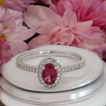 Diamantring i hvitt gull 14 kt med 0,14 ct W-Si & rosa rhodolitt - bur573224rh