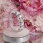 Alliansering i hvitt gull med 5 diamanter - 8505015