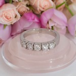Alliansering i hvitt gull med 5 diamanter - 8505015