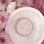Alliansering i hvitt gull med 5 diamanter - 8505015