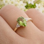 Diamantring i gult gull 14 kt med 0,05 ct W-Si & peridot - bur573262