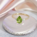 Diamantring i gult gull 14 kt med 0,05 ct W-Si & peridot - bur573262