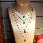 Bilde av Diamantsmykke med 0,03 ct W-Si & smaragd - Bur320573hvsm