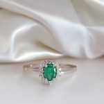 Diamantring i gull 14kt med smaragd og 0,10 ct TW-Si - COC5070784