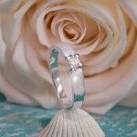 Iselin alliansering i hvitt gull med diamant - 8501015