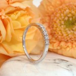 Elegant ring med klare steiner - 8505030