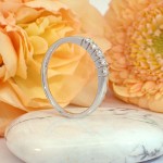 Elegant ring med klare steiner - 8505030