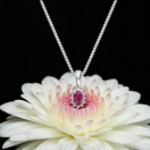 Diamantsmykke rosett i gull med 0,034 ct W-Si og rubin - 27228