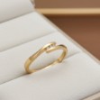 Gullring med 3 zirkonia stener - coc5000326