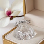 Iselin alliansering i hvitt gull med 5 diamanter - 8505050