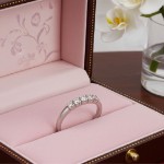 Iselin alliansering i hvitt gull med 5 diamanter - 8505050