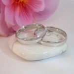 Giftering i platina 950, 4 mm. RUBIN modell 167 - 1040