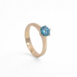 Forlovelesring i gult gull14kt med blå  Lab Grown diamant 0,68ct VVS2. Leticia - LG628442823