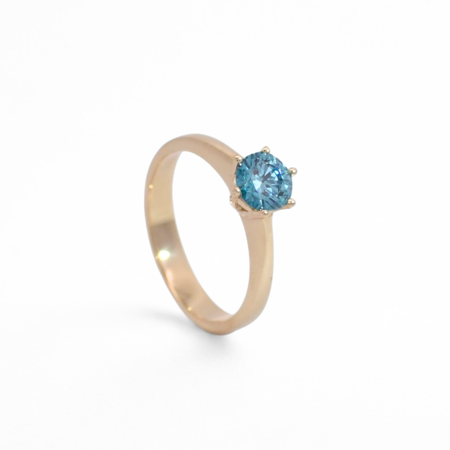 Forlovelesring i gult gull14kt med blå  Lab Grown diamant 0,68ct VVS2. Leticia - LG628442823