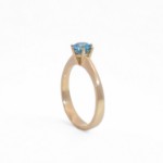 Forlovelesring i gult gull14kt med blå  Lab Grown diamant 0,68ct VVS2. Leticia - LG628442823