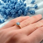 Forlovelesring i gult gull14kt med blå  Lab Grown diamant 0,68ct VVS2. Leticia - LG628442823