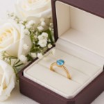 Forlovelesring i gult gull14kt med blå  Lab Grown diamant 0,68ct VVS2. Leticia - LG628442823