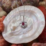 Diamantsmykke med 0,06 ct W-Si og rubin - Bur270158