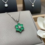 Diamantsmykke i gull med 0,03 ct W-Si & smaragder - bur320573