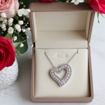 Hv.gull anheng med 0.06ct W-SI. Er uten kjede, se utvalget av kjeder nedenfor.