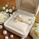 Gullring i 14 kt gult gull med ferskvannperle - BUR511011