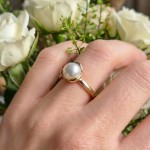 Gullring i 14 kt gult gull med ferskvannperle - BUR511011