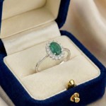 Diamantring i hvitt gull med 0,14 ct W-Si og smaragd 0,47 - 57725200