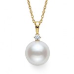 Diamantsmykke i gult gull med 0,03ct W-Si og perle Fv.p. 8.5-9 mm - Bur221120