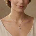 Diamantsmykke i gult gull med 0,03ct W-Si og perle Fv.p. 8.5-9 mm - Bur221120