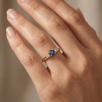 Gullring med safir og diamanter 0.013 ct TW-Si - coc5000473s