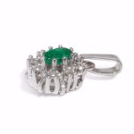 Diamantsmykke med 0,12 ct W-Si og smaragd