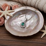 Diamantsmykke med 0,12 ct W-Si og smaragd