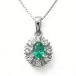 Diamantsmykke med 0,12 ct W-Si og smaragd - bur570057