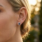 Diamantøredobber i gull 18 kt med 0,11 ct W-SI og safir-7500130