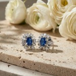 Diamantøredobber i gull 14 kt med 0,12 ct W-SI og safir - BUR760054