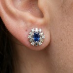 Diamantøredobber i gull 14 kt med 0,12 ct W-SI og safir - BUR760054