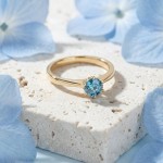 Forlovelesring i gult gull14kt med blå Lab Grown diamant 0,68ct VVS2. Leticia - LG628442823