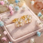 Ørestikk Hvit jordbærblomst. LIV - 710503