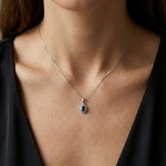 Diamantsmykke Rosett med 0,14ct WSI og safir i hvitt gull 14 kt - 2722