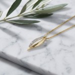 Gullsmykke Blad i 9kt gull med diamanter 0,06 ct W-Si  - 233374