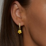 Kreoler i forgylt sølv med cirkonia og smørblomst. LIV - 701509