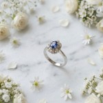 Diamantring i hvitt gull med 0,06 ct W-Si og safir -570286