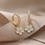 Kreoler i forgylt sølv med cirkonia og jordbærblomst. LIV - 701503