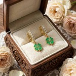 Kreoler i forgylt sølv med cirkonia og grønn firkløver. LIV - 701714