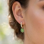 Kreoler i forgylt sølv med cirkonia og grønn firkløver. LIV - 701714