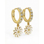 Kreoler i forgylt sølv med cirkonia og hvit prestekrage. LIV - 701303