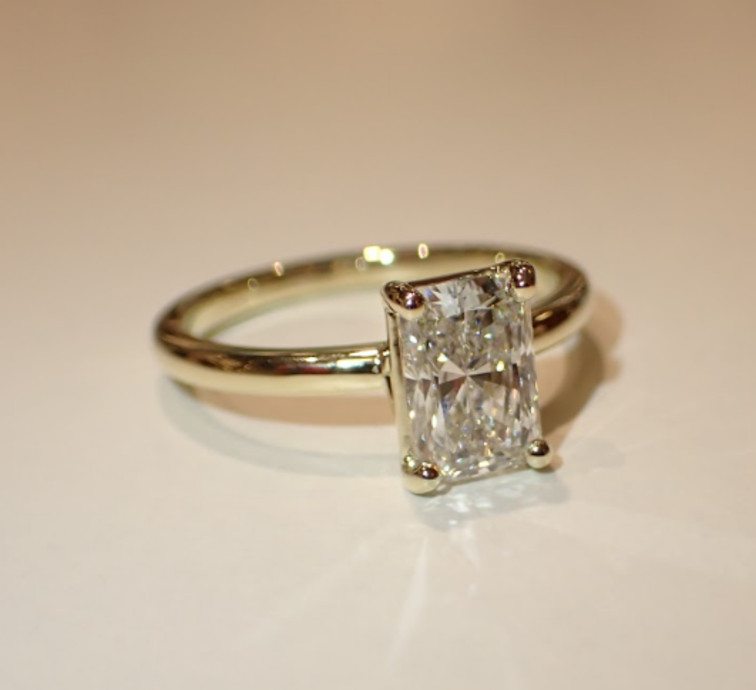 Forlovelsesring med Lab Grown Radiant 1,5 carat River (D)VVS2 i gult gull 14kt - HR0726150rdLG